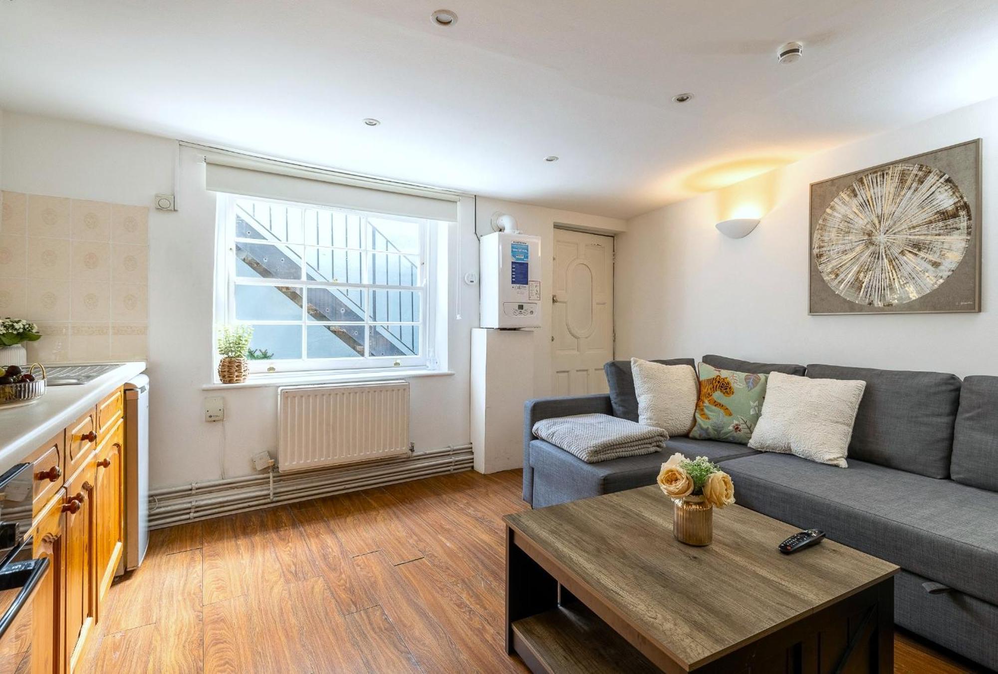 Albert Apt * Londra